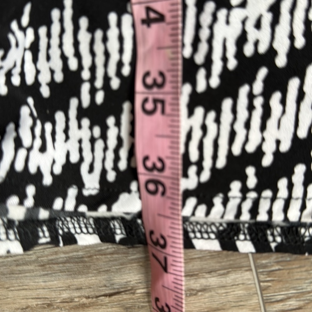 Chicos skirt size 0 or size small black and white patterned - Picture 5 of 9